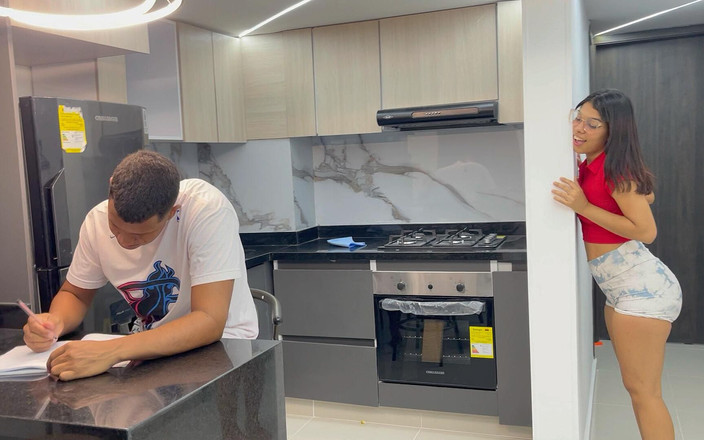 Saraymike: Fotto il mio fratellastro vergine e lui finisce per darmi...