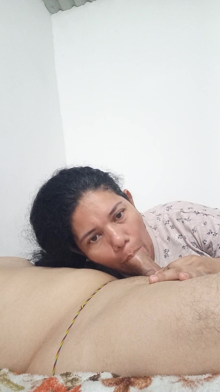 Valkyrieandluigy: Une femme mariée suce une bite en forme de taquine