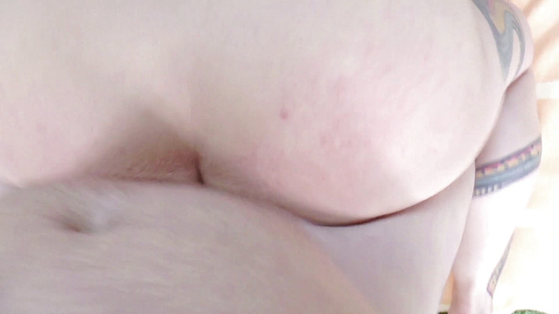 MMV German Amateur: Татуйована брюнетка з великою дупою відтрахана в її пизду в відео від першої особи