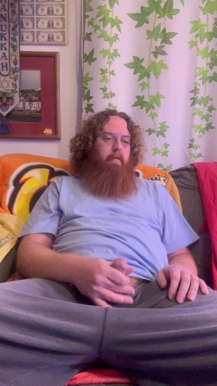 Big Baz: Ginger Cucciolo si spoglia, si masturba e viene