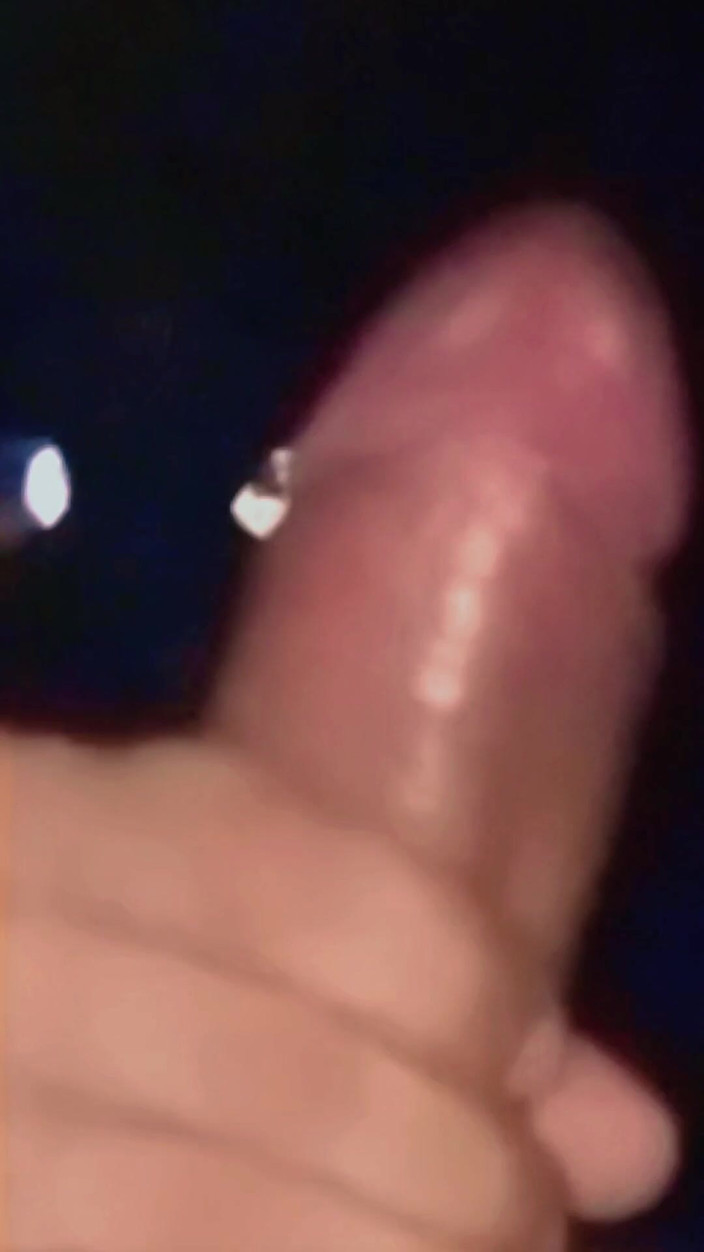 Naughty Cock: W ciemności kina domowego pożądanie przejęło i zakończyło się pysznym...