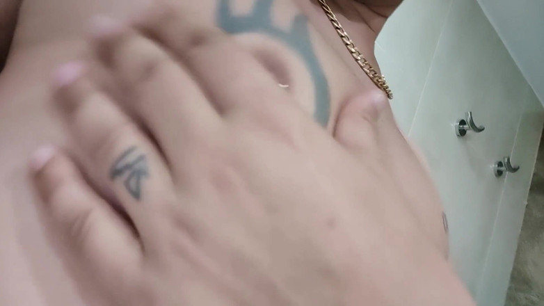 Idmir Sugary: タトゥーの入った胸とピアスの乳首を見せて - おっぱいをしごいて触る - おっぱいプレイ