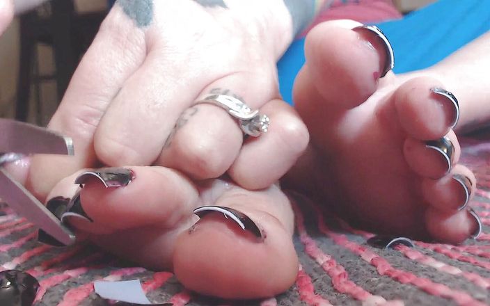 TLC 1992: Cutting off long fake black toe nails