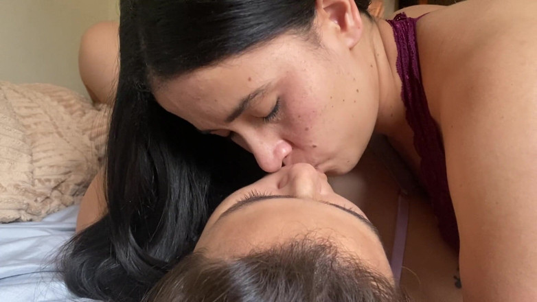 zoemelissa: Sug limba uriașă a unei lesbiene, ea mă fute pe...