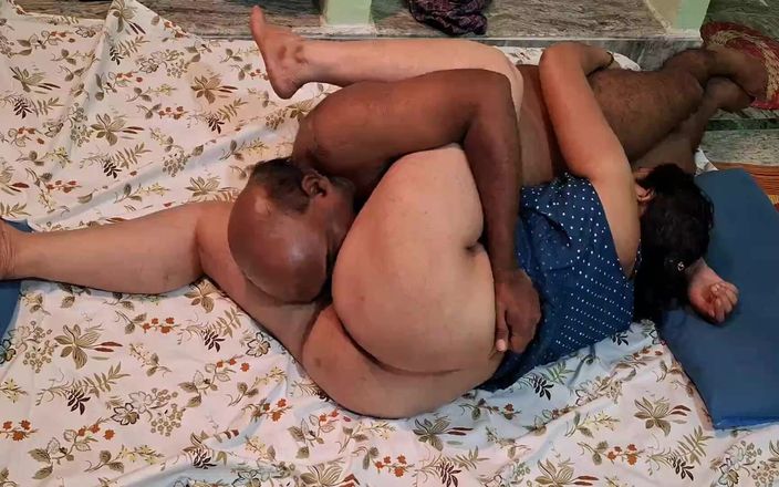 Sexy sindu: Prsatá indická žena v domácnosti má sex s manželem