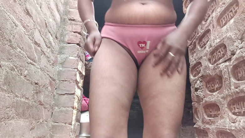 Village bhabhi sex: Shivani Bhabhi savurează sexul vorbind cu prietena ei în apel video, țâțe și...