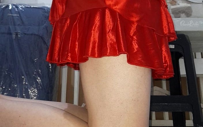 Naomisinka: Travestit și ejaculare purtând rochie mini sexy din satin roșu