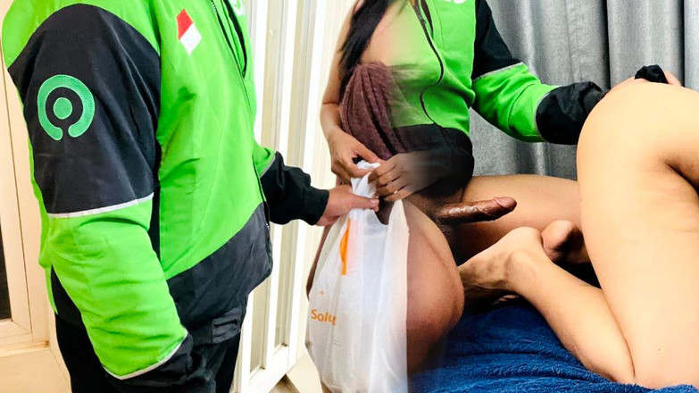 Nadalyne: Corriere fortunato a ottenere la figa libera e le ragazze...