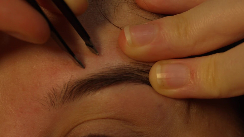 AmayaMori: Eu vou arrancar minhas sobrancelhas extra perto com uma pinça...