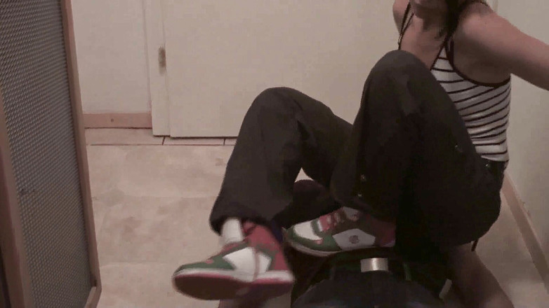 Femdom Austria: 性感的黑发小妞惩罚她的奴隶