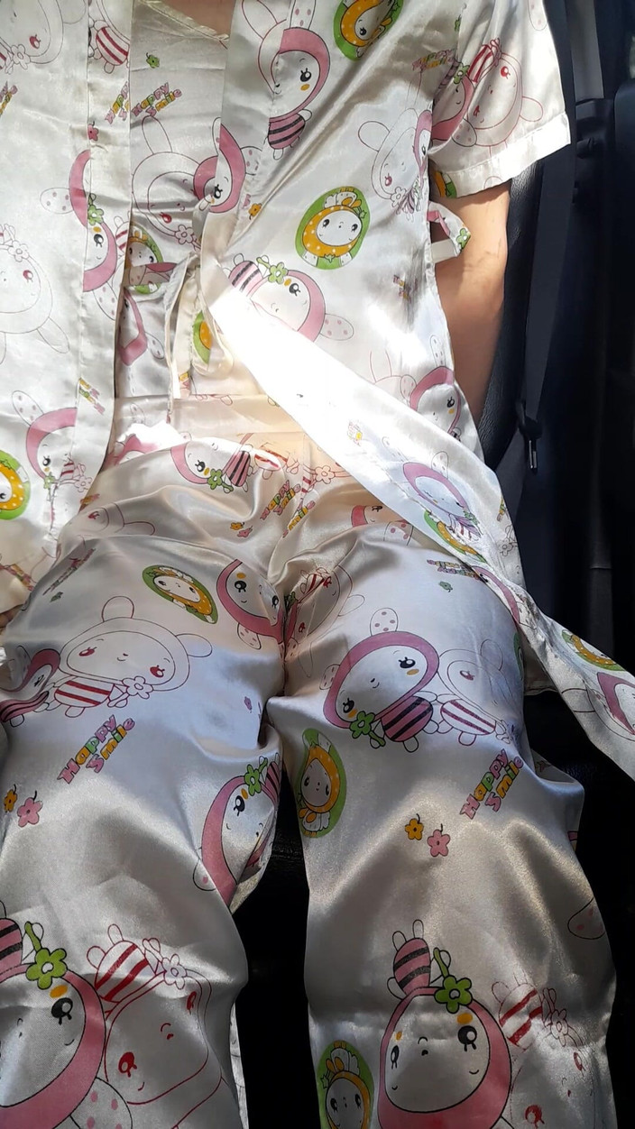 Naomisinka: Masturbasi dan muncrat di dalam piyama satin dengan set kimono