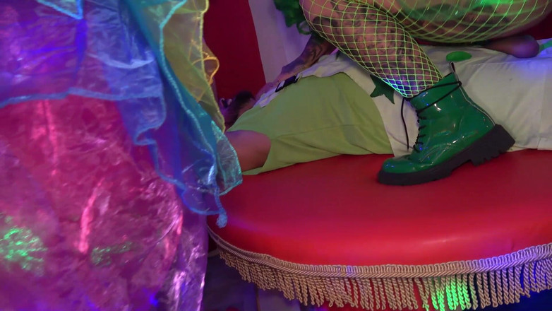 Lily kink: 鸡巴疯狂的小丑狂欢