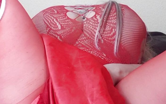 Susi for you xxx: Les énormes seins de Susi se caressent la chatte