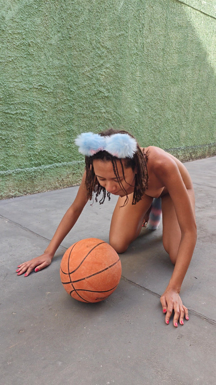 Lily Slav: 顺从在院子里像宠物一样玩耍