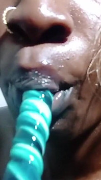 Alexa - une blonde à demi nue suce une douce