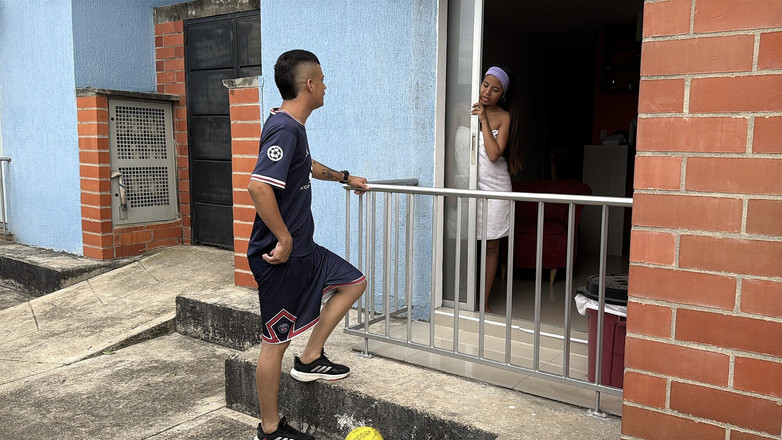 Angel_foxxx: Mi vecino tímido juega al fútbol y lo invito a...