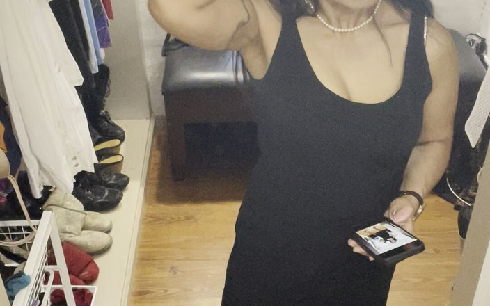 asiangoddess: Camera de vestiar: Little Black Dress