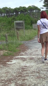 Ładna, 18-letnia rudowłosa Alice naga na plaży