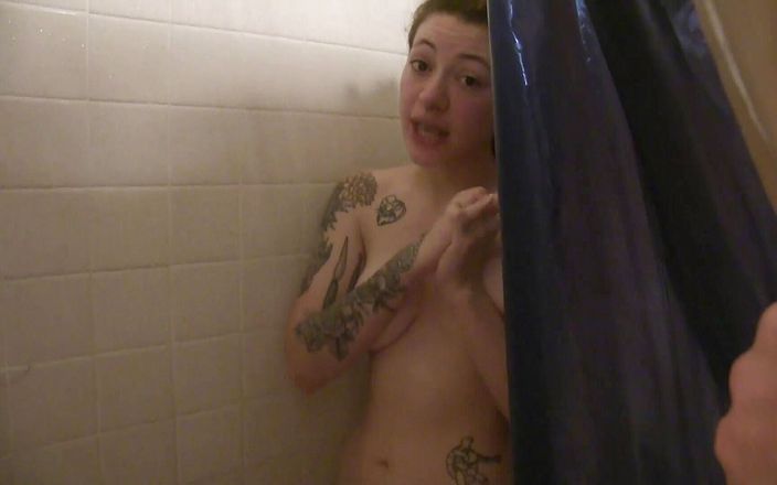 Kinky Romance: Adik tiriku minta bergabung sama dia di kamar mandi