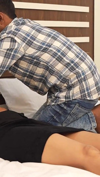 Une bhabhi indienne avec son serviteur à l’hôtel pour baiser
