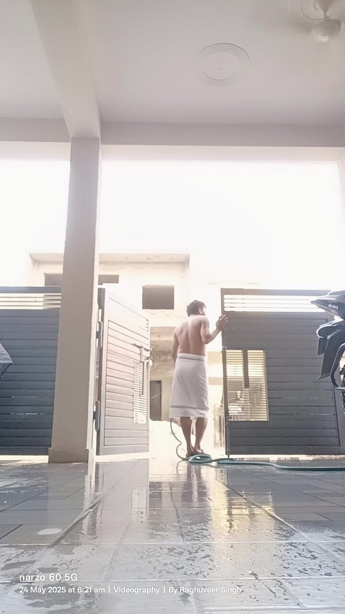 Rajasthani-old-lover: Lava il mio cortile con un asciugamano