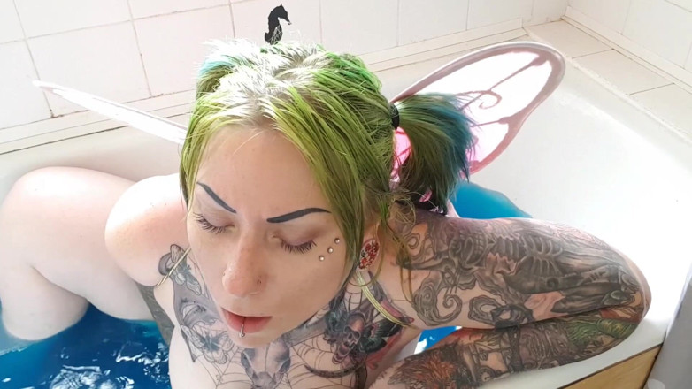 Tattooed Milfy Mama: Fairy bathtime with Queefing