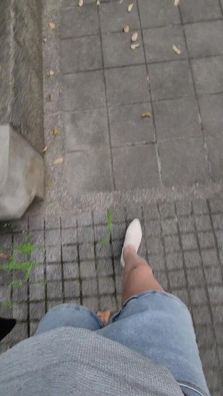 Taiwancdgirl: Shemaletingxuan si masturba nel parco, pantaloni caldi e belle gambe