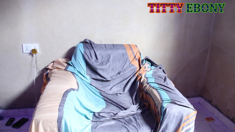 Titty_Ebony: セクシーな黒檀美女はもっと欲しがり、門番に犯された