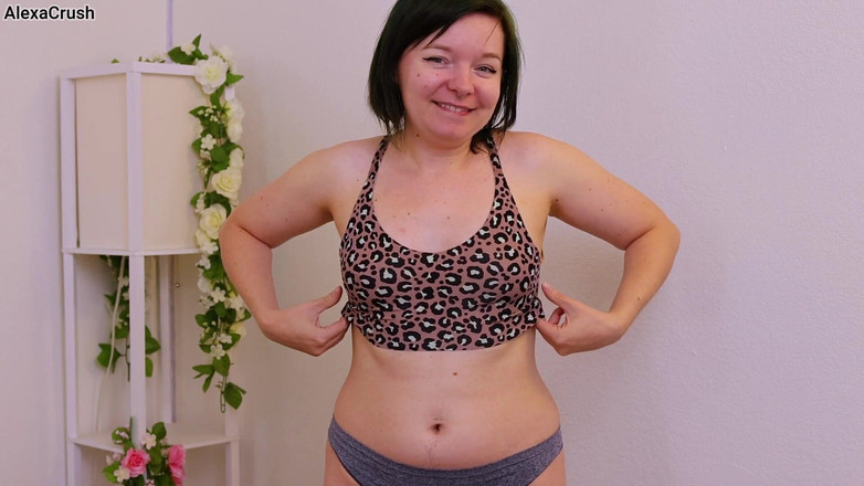 AlexaCrush: 初めて彼氏の前で裸になる