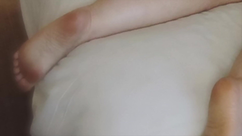 Daddykane: Caliente rubia MILF juega con los pies