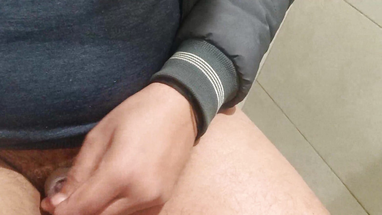 Jyoti Verma: Thủ dâm trong văn phòng trong khi chơi các bài...