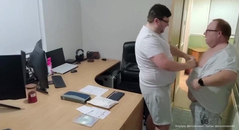 brummieboi89: Knubbig pappa knullar Twink på kontoret