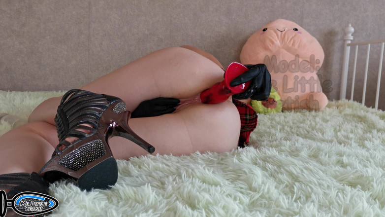 Me_little_fetish: Anal-zerstörung zerstörung kleinen arsch dildo unter rock kein höschen college-uniform...