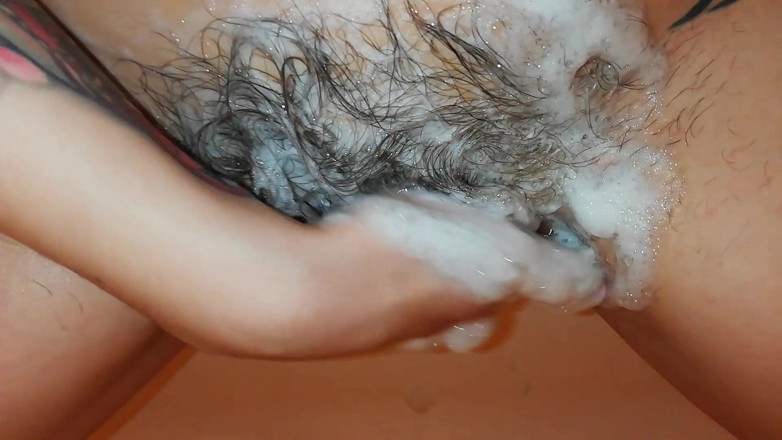 Cuteblonde666: Washing my extreme hairy cunt