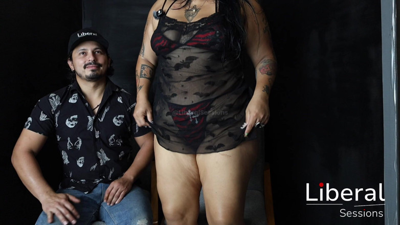 Liberal Sessions: Une BBW se fait baiser dans un glory hole