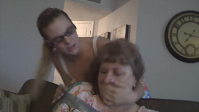 Tropical Lust: Kendra Lynn & her stepmom lezdom