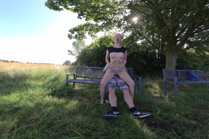 BlondeHexe VR: La bionda arrapata viene scopata pubblicamente da uno sconosciuto!