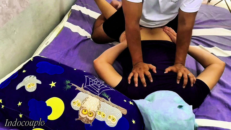 Indo Couple: Ein sinnlicher massagesalon, in dem ein sexy mädchen in einem...