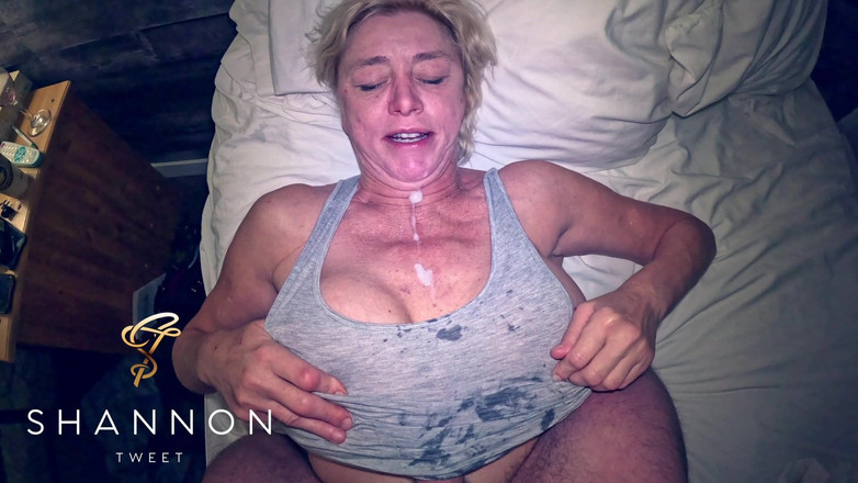 Shannon Tweet: Tank top titty jebanie