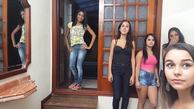 FetishKing: Lésbica beijando a fila para beijar top girls