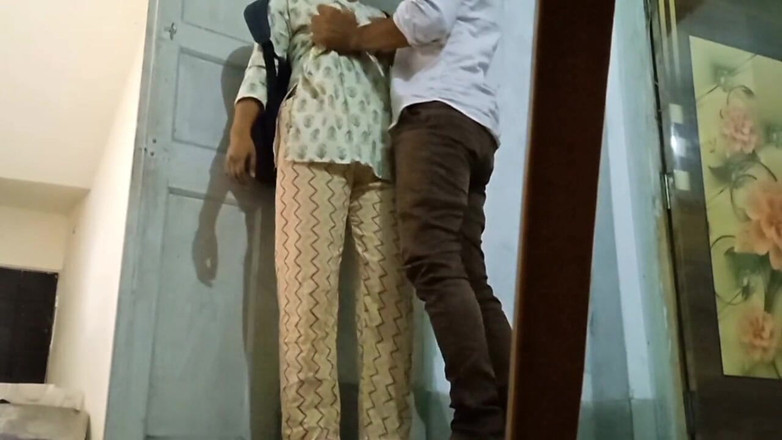 Fantacycutting: 수업료 선생님은 몰래 마을 학생을 방으로 데려가 보지를 따먹어.