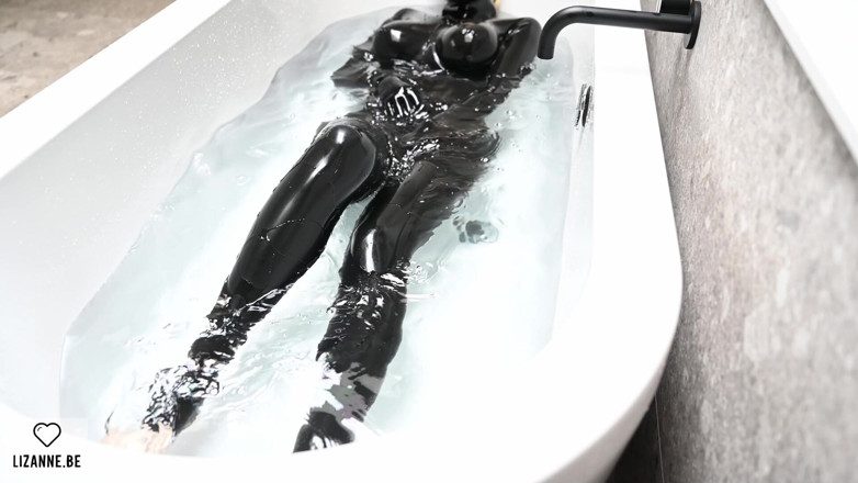 Lizanne: 욕조의 Latexdoll