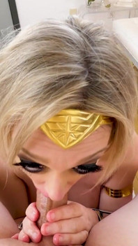 MILF blonde bertetek besar Dee Williams kostum sudut pandangan pertama blowjob deepthroat dan menelan mani