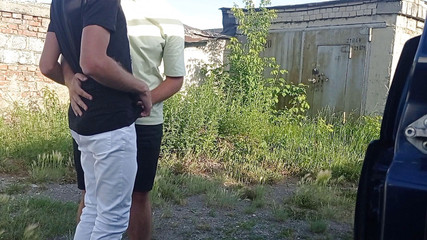 Dick Love Boys: Avsugning nära garage