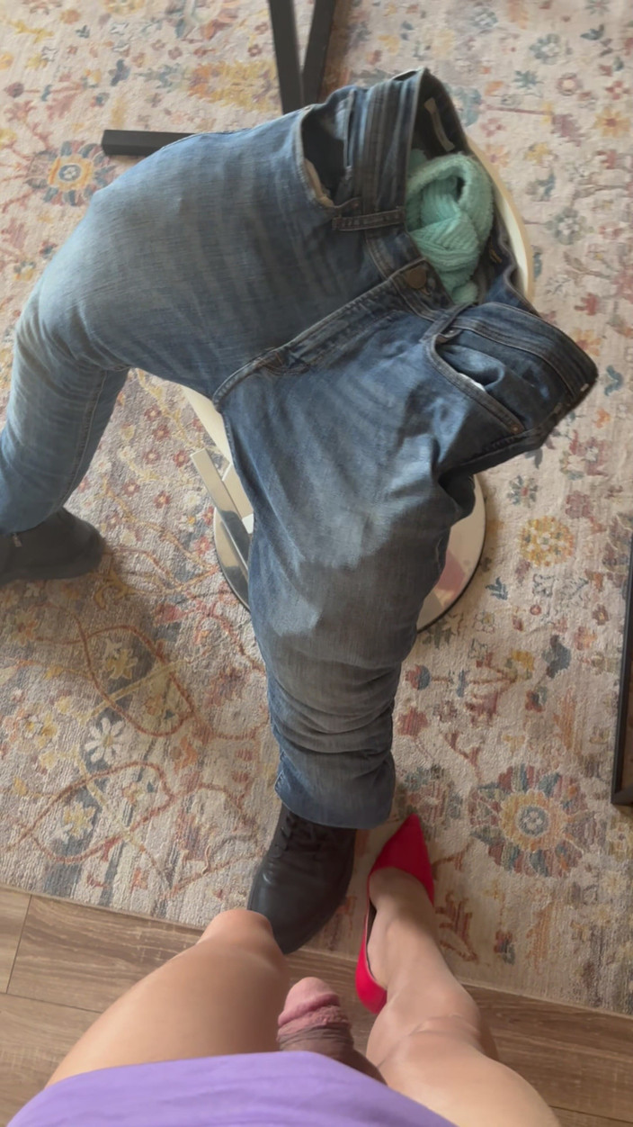 cd_aysemmm: Aku duduk di pangkuan orang asing di bar gay