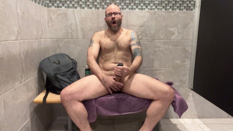 Hairy Wolfe: พ่อเลี้ยงชอบออกกําลังกายและชักว่าวในห้องล็อกเกอร์ที่ห้องล็อกเกอร์ยิม