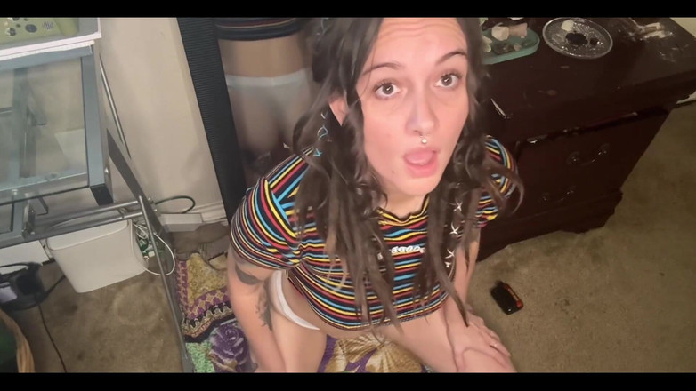 Chery Trees: Si rambut coklat miang merokok dan menunggang dildo