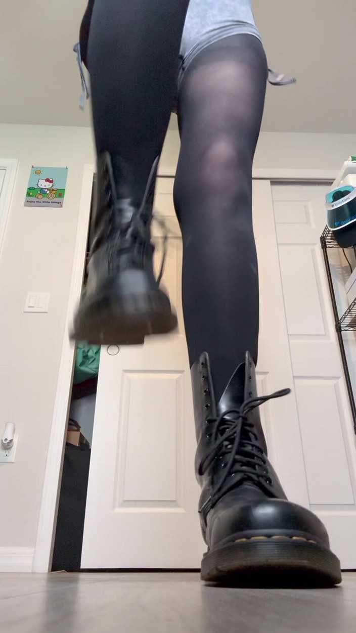 Peppermint Giantess: Calpestando duro negli stivali taglia 16 piedi