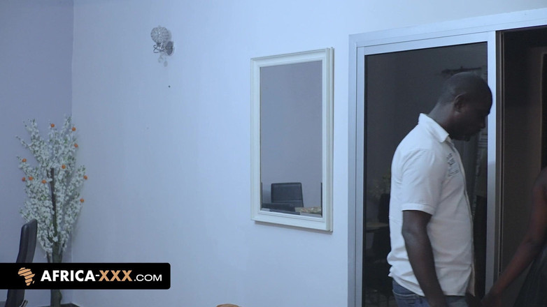 Africa-XXX: Femeia africană sexy și curbele ei