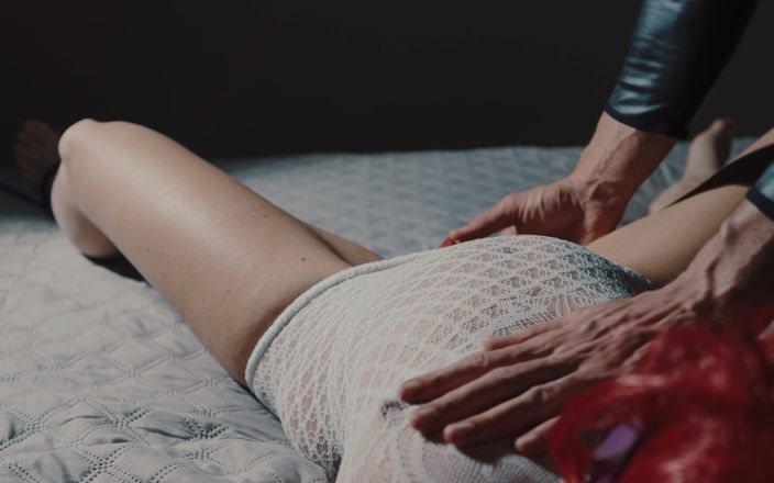 Jay_kate: Ele amarra minhas mãos e pés e usa o comedor...